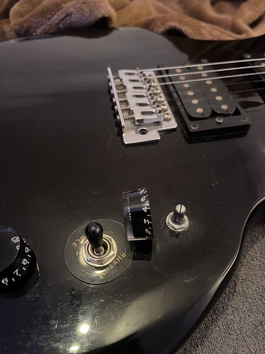 Gitara elektryczna  typu metal, czarna.