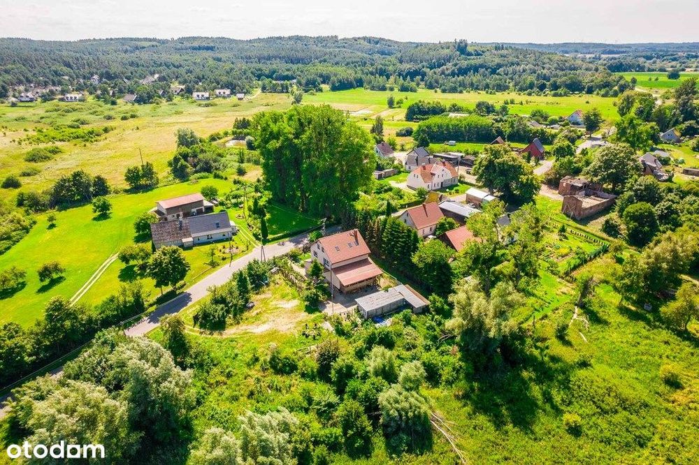 Uroczy dom nad samym jeziorem z dużym tarasem
