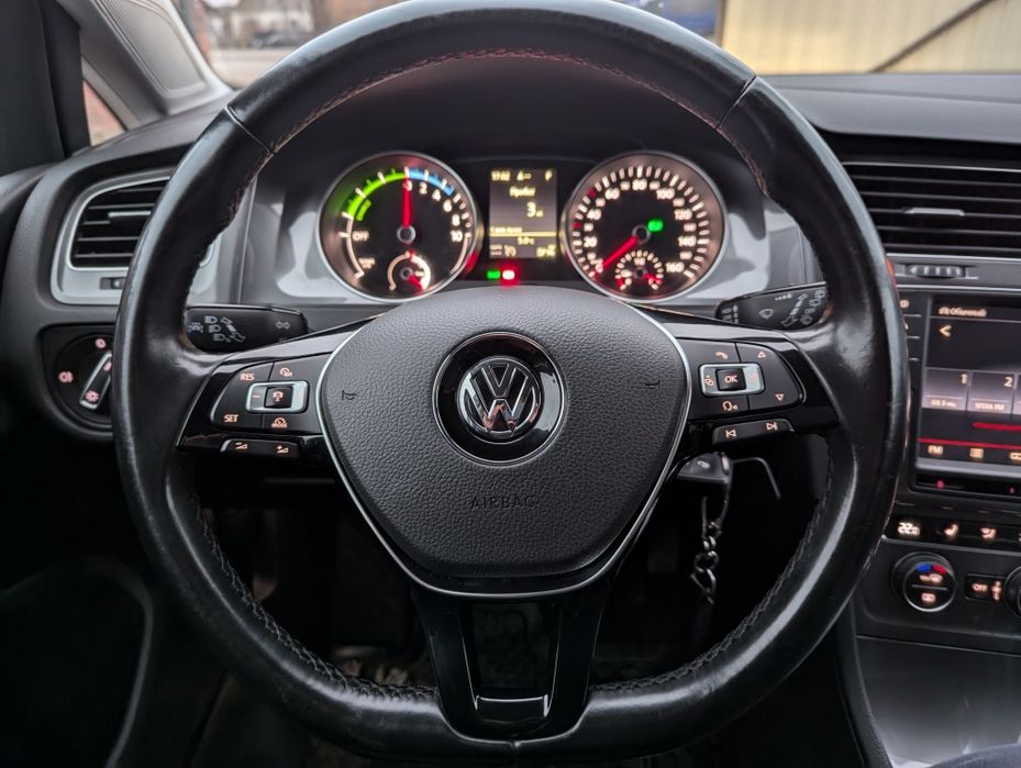 Доглянутий електромобіль E golf 24 кВ