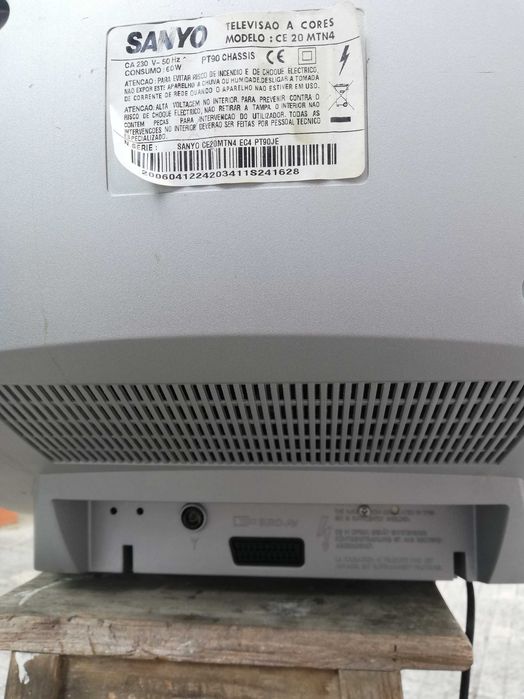 2 TVs TRC Sanyo e Sharp