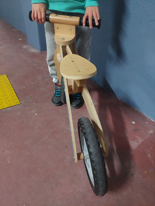 Bicicleta madeira sem pedais