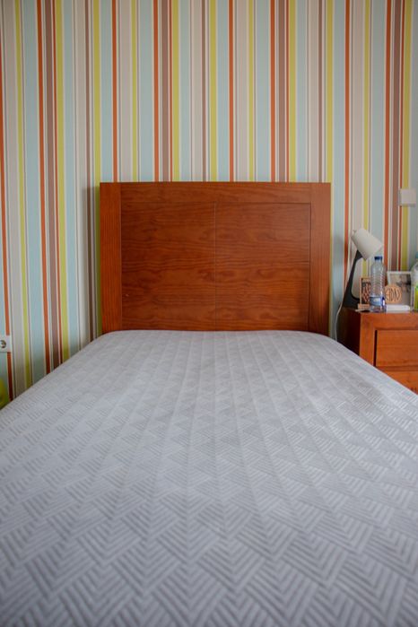 Cama de solteiro (Madeira maciça em pinho)