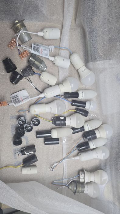 Świetlne zaplecze do remontu: 8× E27 LED + 7× E14 + oprawki — cały zes