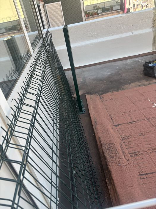 Vendo 3 postes de 1 metro cada e dois paineis rigidos pra cerca de 2,5 cada mais parafuso e abracadeiras