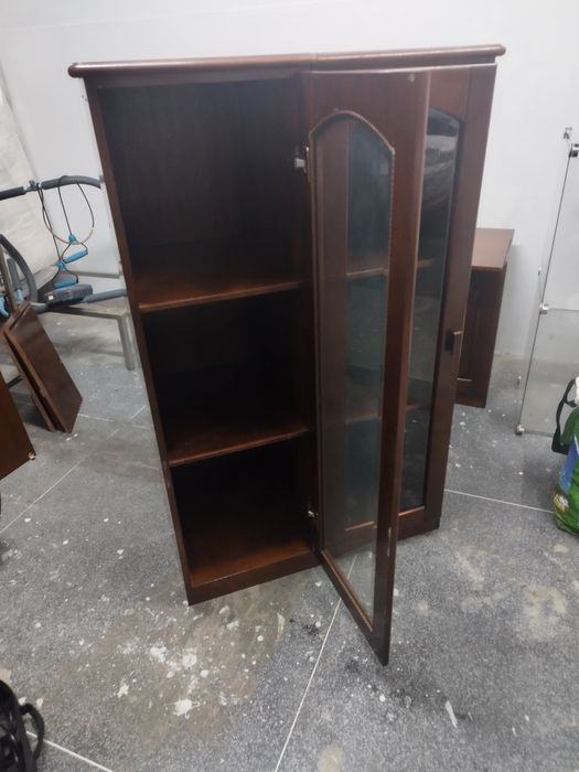 Duas vitrines desocupar