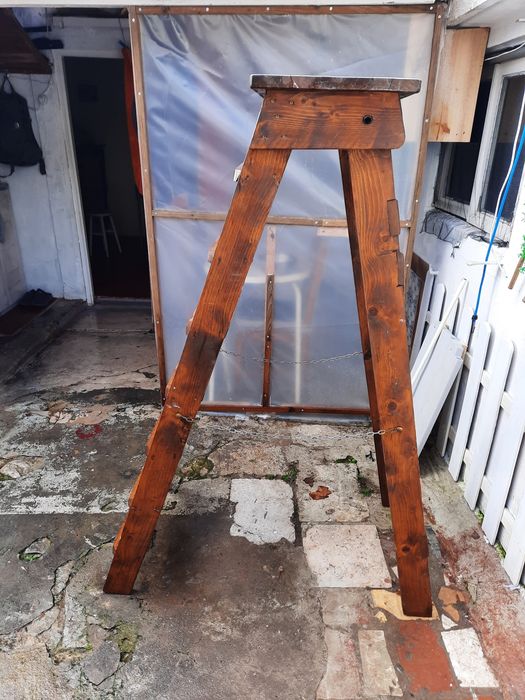 Vendo escadote antigo