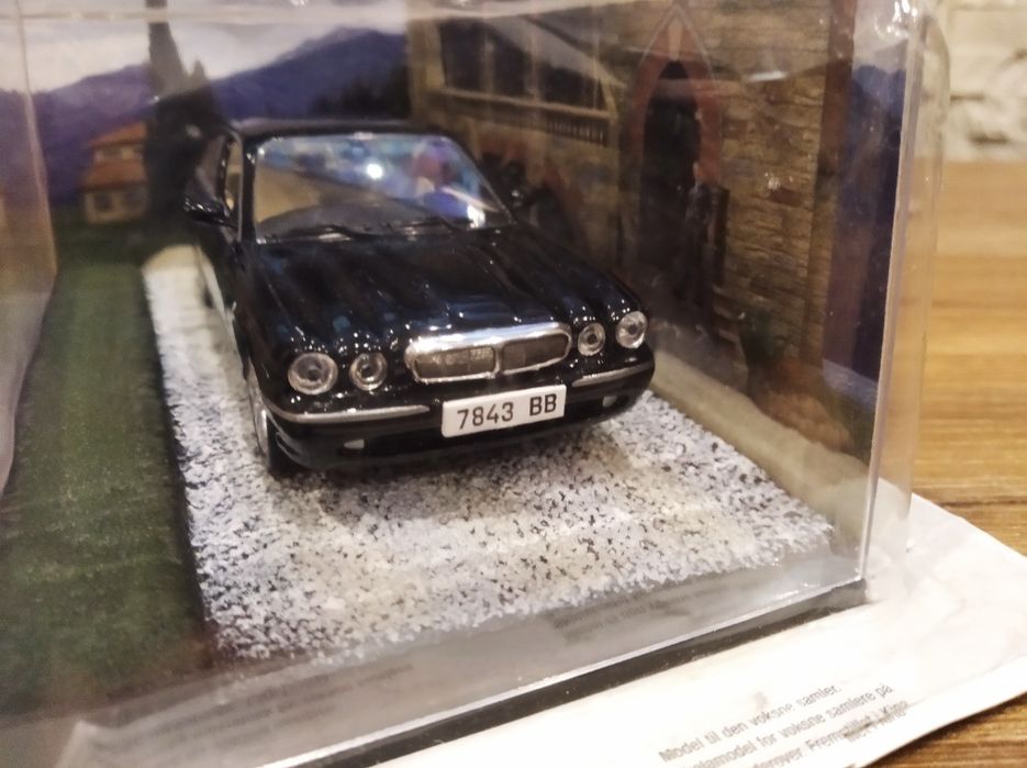 1:43 Jaguar XJ8 James Bond 007 "Casyno Royale" model