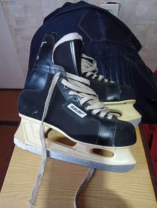 Продам ковзани та лижі