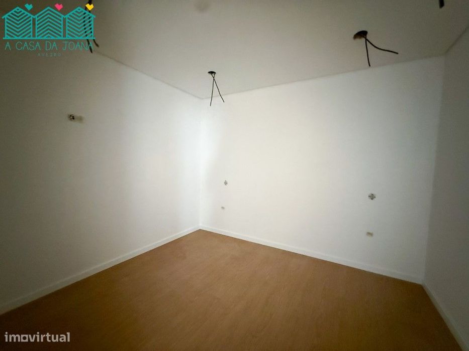 Apartamento T1+1 com Lugar de Garagem de Esgueira
