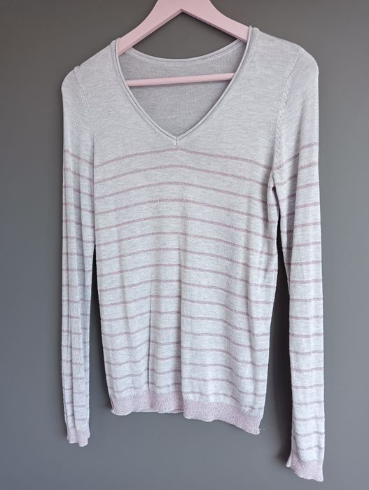 Szary lekki sweterek z różową nitką