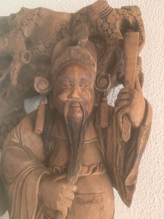 Peça de madeira, talhada com motivos de Macau