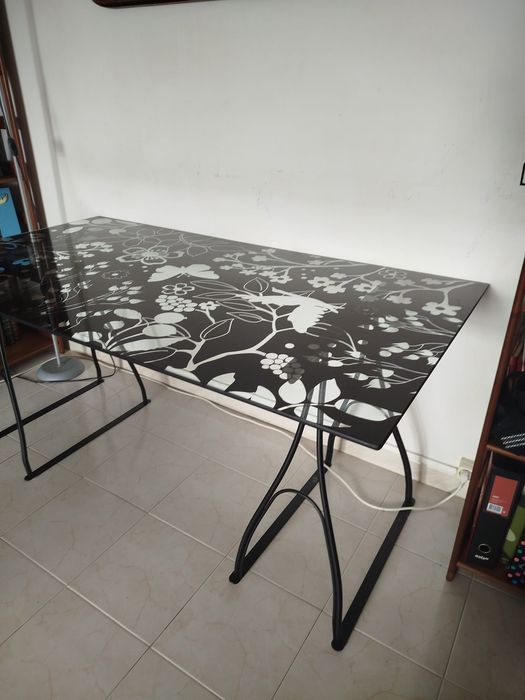 Mesa em vidro com motivos