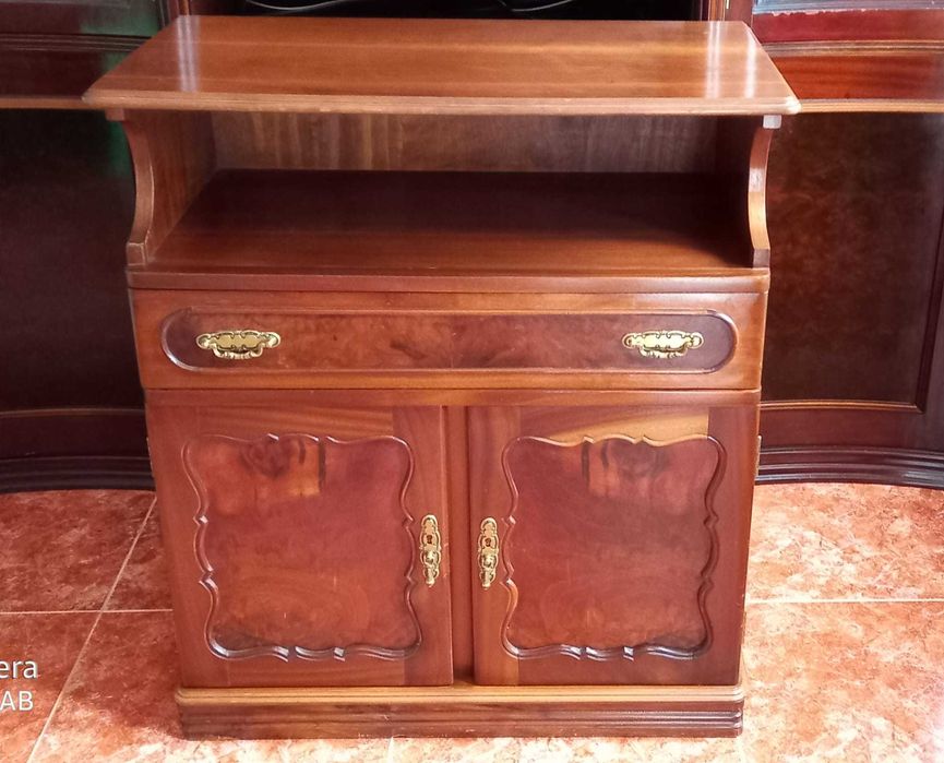 Vende-se móvel com 2 portas para mini-bar