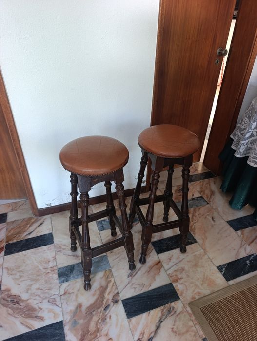 Móvel de bar com dois bancos