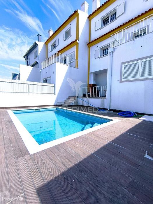 2 Suítes, Piscina, Terraço, Varanda, Parqueamento, Lavandaria