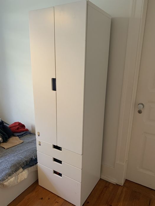 Guarda-roupa infantil branco com gavetas – bom estado