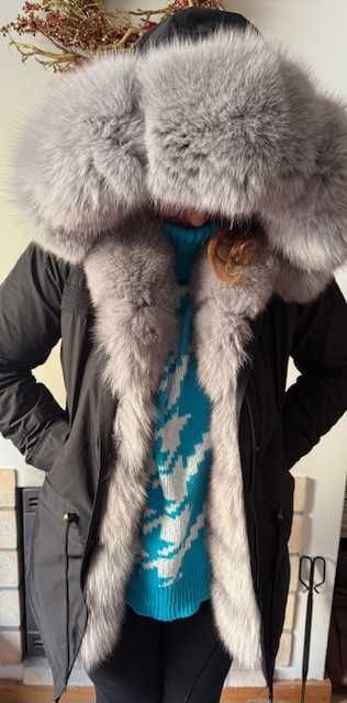 Casaco de Inverno preto com pêlo natural com grande gola raposa .