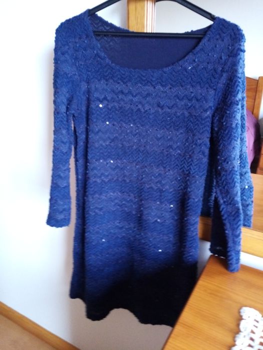 Vestido com lantejoulas tamanho pequeno semi novo