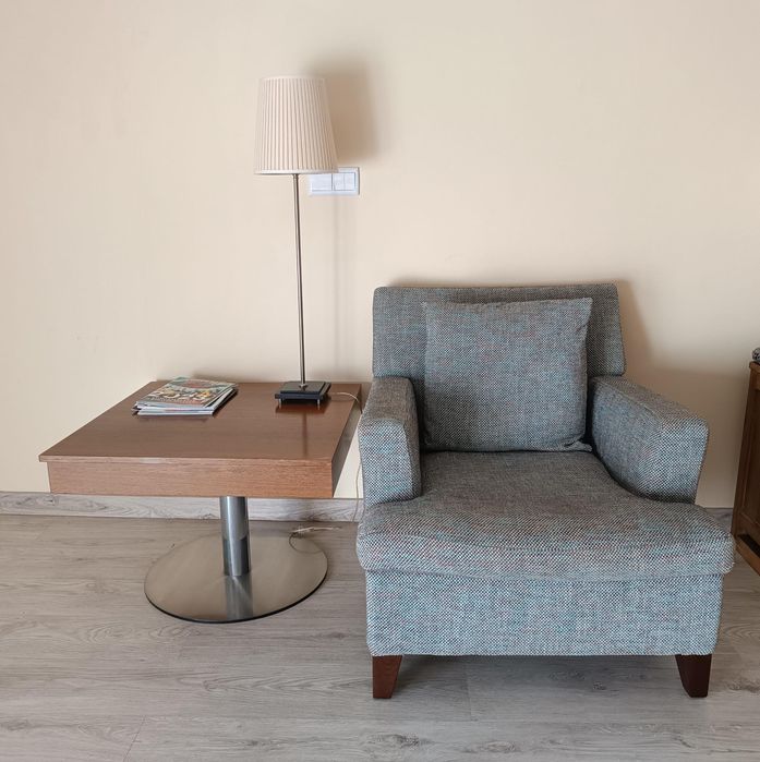 Mesa de centro quadrada com arrumação