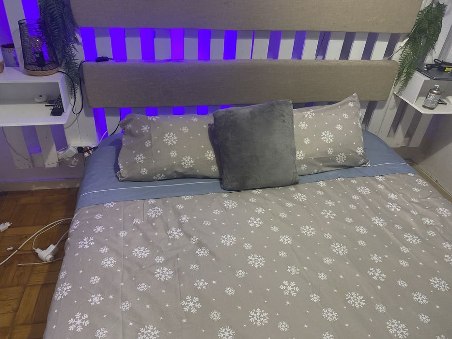 Cama de casal com cabeceira e luzes led
