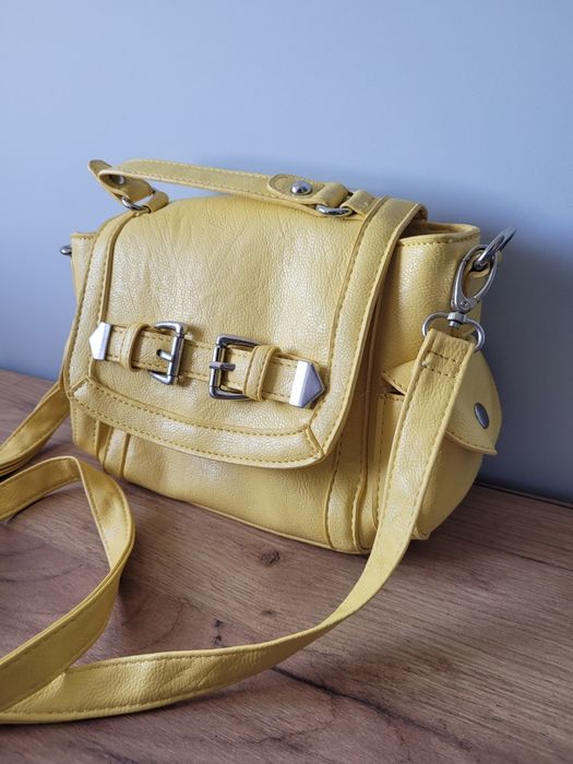 Żółta torebka listonoszka ramię pasku primark crossbody  atmosphere bag primark