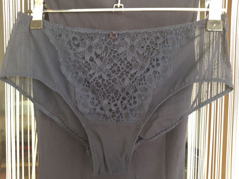 Conjunto de top e cueca, de cor azul marinho da Intimissimi