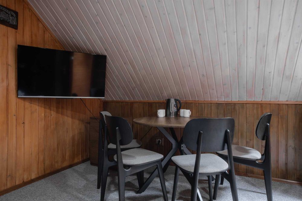 Оренда котеджу з лазнею 6-8 осіб біля лісу Буковель