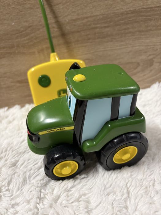 John Deere traktor na pilota