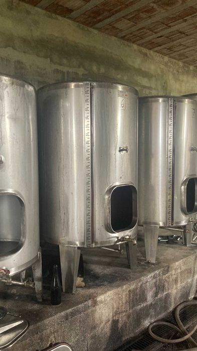 Cubas em Inox em bom estado. Prensa tudo a funcionar.