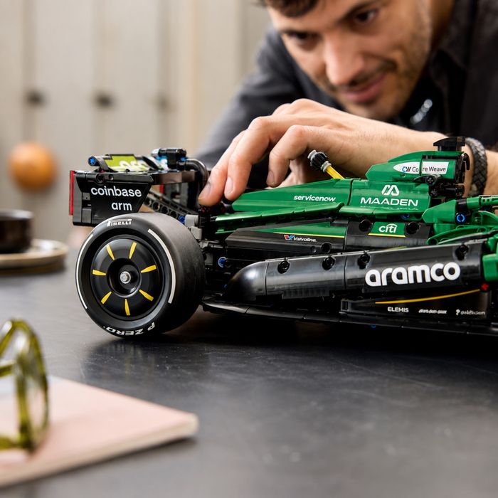 Конструктор Technic – F1 Aston Martin Aramco AMR25 (42240) | 1547 деталей | сумісний з LEGO