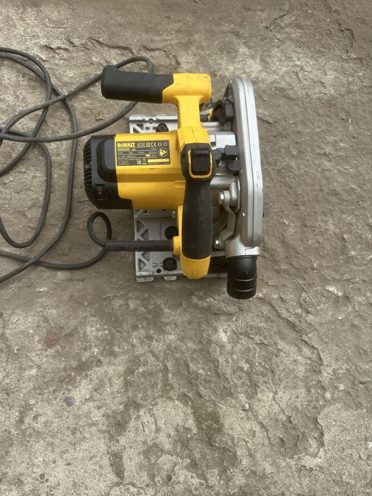 Zagłębiarka DeWalt DWS520 z szyną