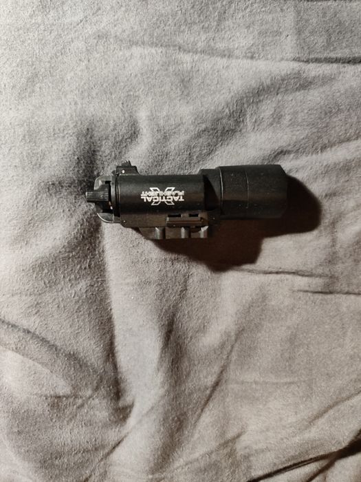 Airsoft M1911 army armament com lanterna x 300