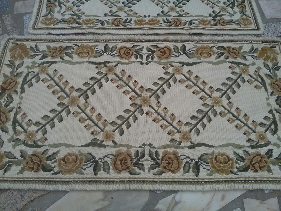 Quatro conjuntos de três tapetoes arraiolos para quarto novos