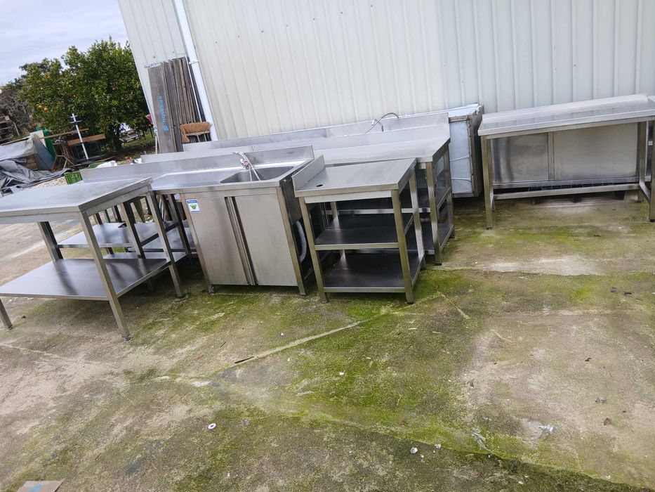 Bancadas de inox com diversas medidas.