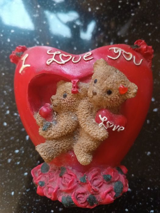 Декоративна фігурка у формі червоного серця з двома плюшевими ведмедик