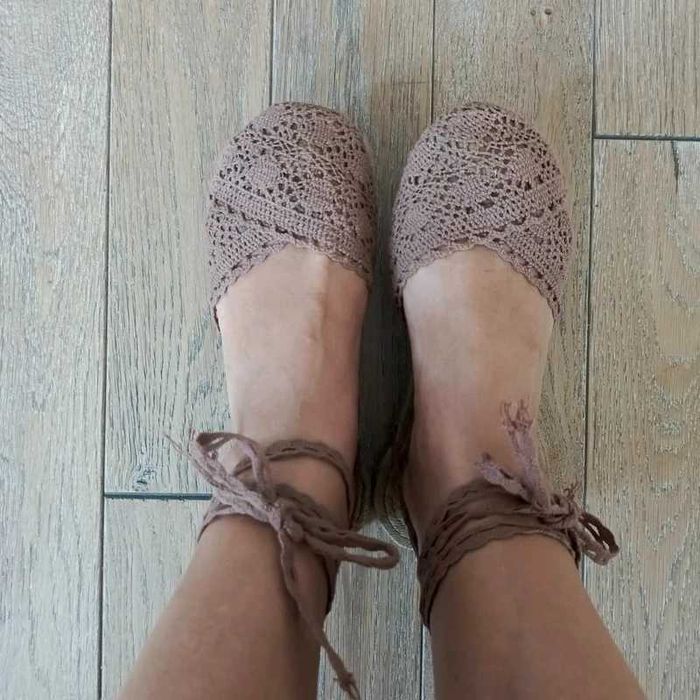 Brązowe koronkowe sandały wiązane espadryle