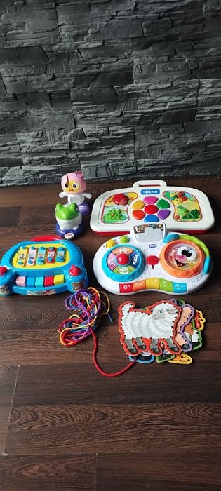 Zestaw zabawek w tym Chicco Fischer Price
