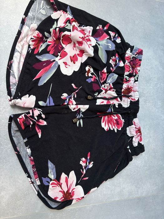 Krótkie spodenki w kwiaty. Moraj S/M