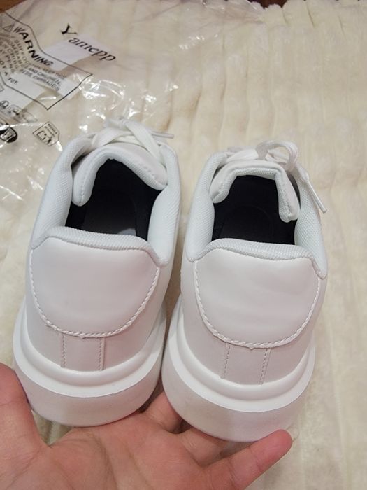 Нові жіночі кросівки