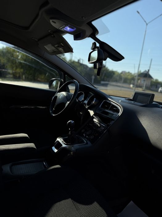 PEUGEOT 5008 2012