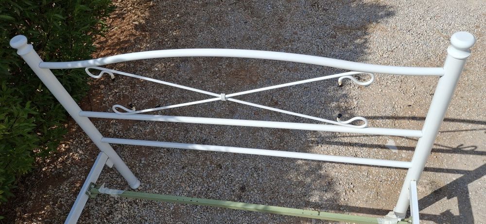 Cama de ferro em muito bom estado...