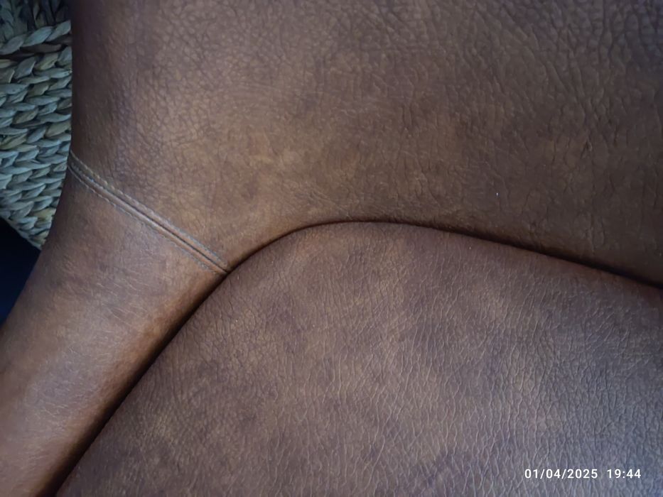 2 cadeirões de pele castanha