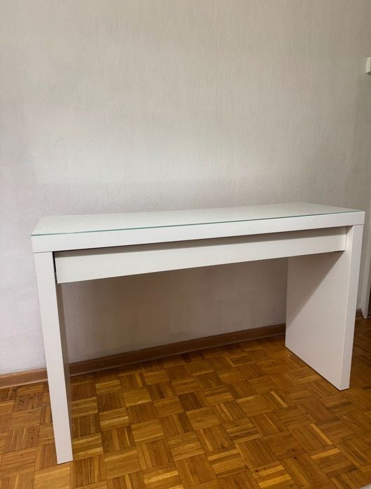 Toaletka Ikea, biały stolik, blat, biurko