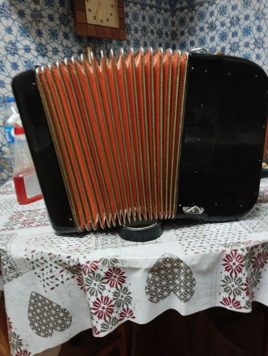 Vendo concertina á 4 voz