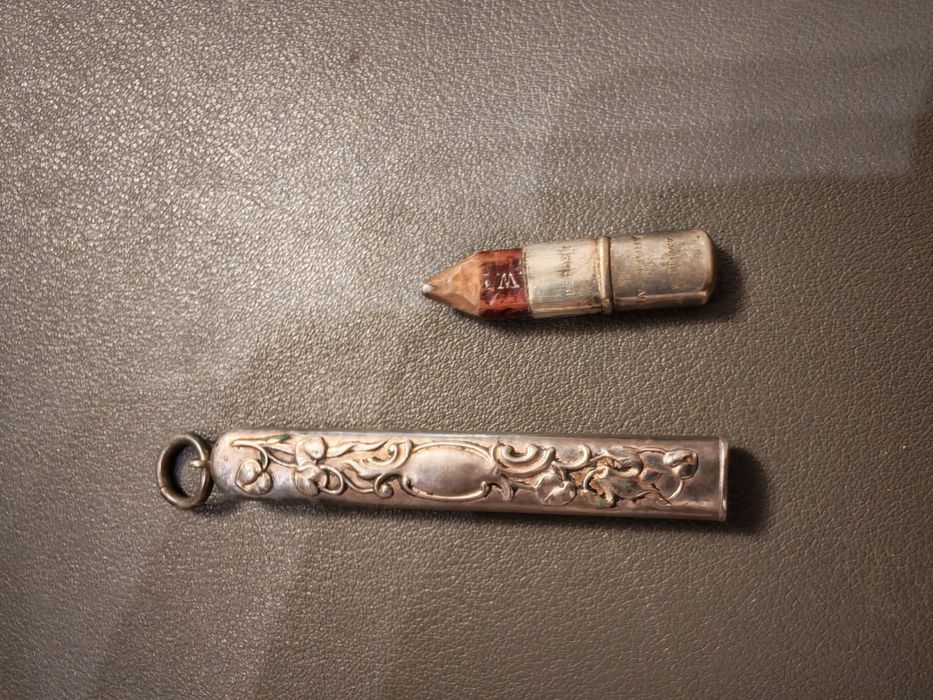 Dwa posrebrzane przedmioty tabakierka i etui na ołówek