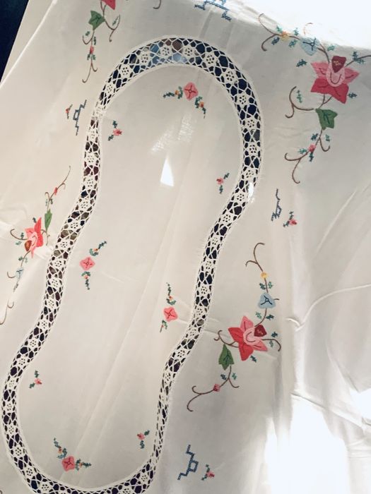 Скатерти с вышивкои