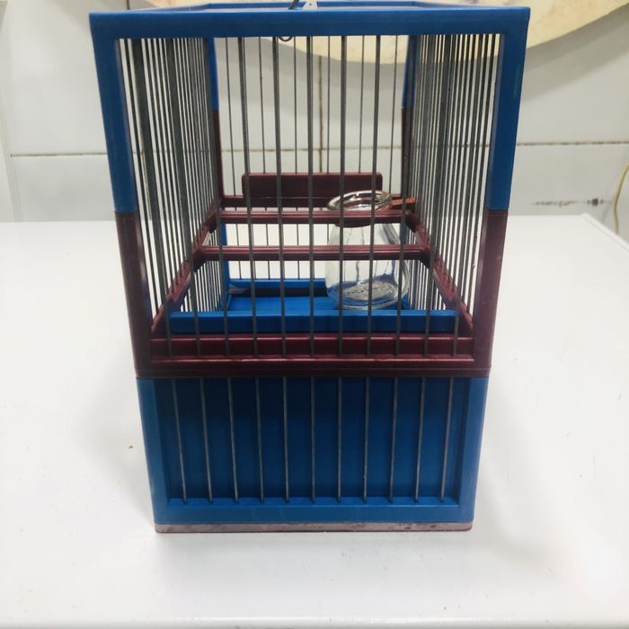 Gaiola de Canto em plastico …..