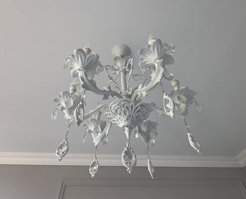 Люстра біла класика з кристалами