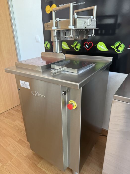 Maquina de partir frango churrasco Gresilva Nova