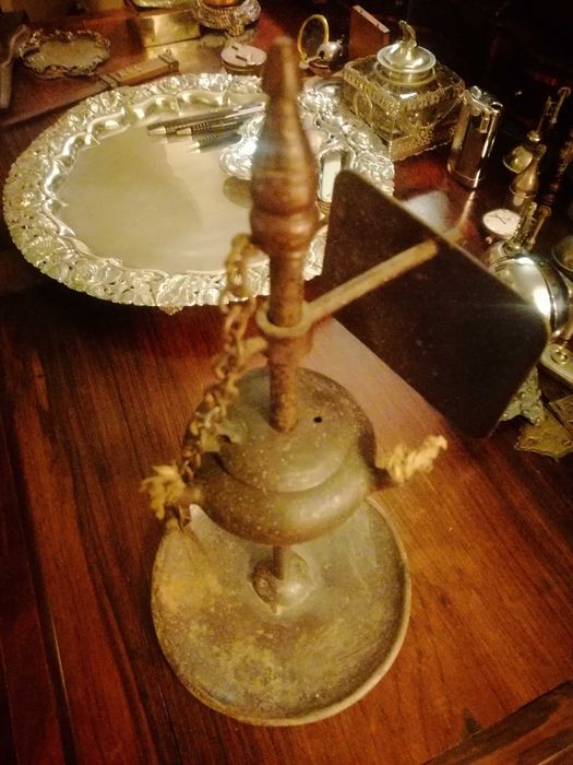 Candeeiro de azeite antigo em ferro